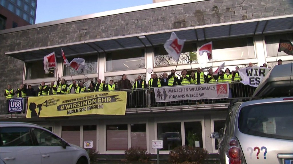 Foto: Streikende auf einem Balkon