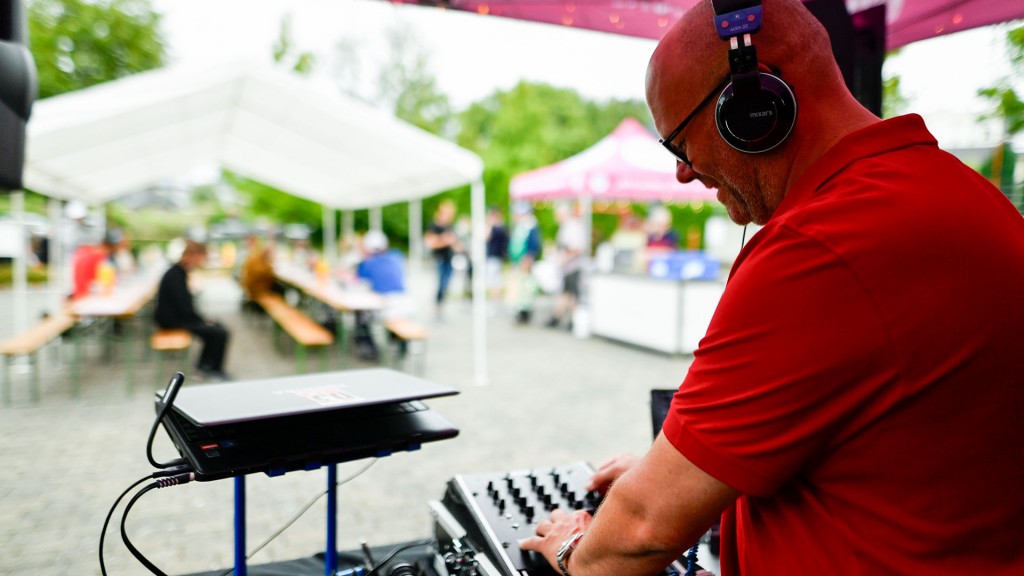 Ein DJ sorgt für musikalische Unterhaltung bei einem Straßenfest