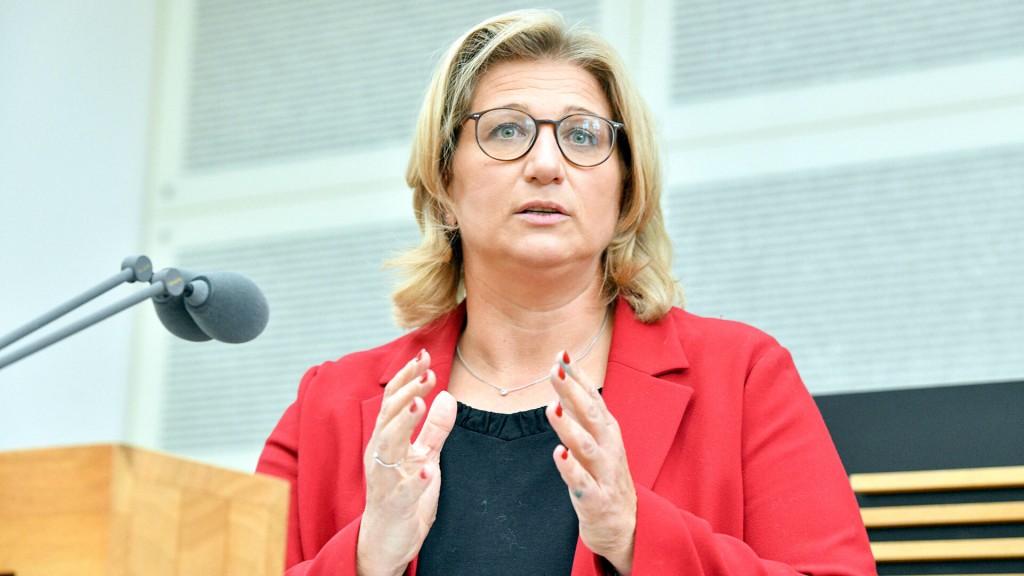 Foto: Anke Rehlinger im Landtag am Pult