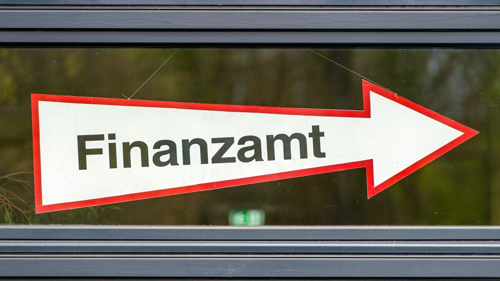 Ein Wegweiser zum Finanzamt hängt an einem Fenster