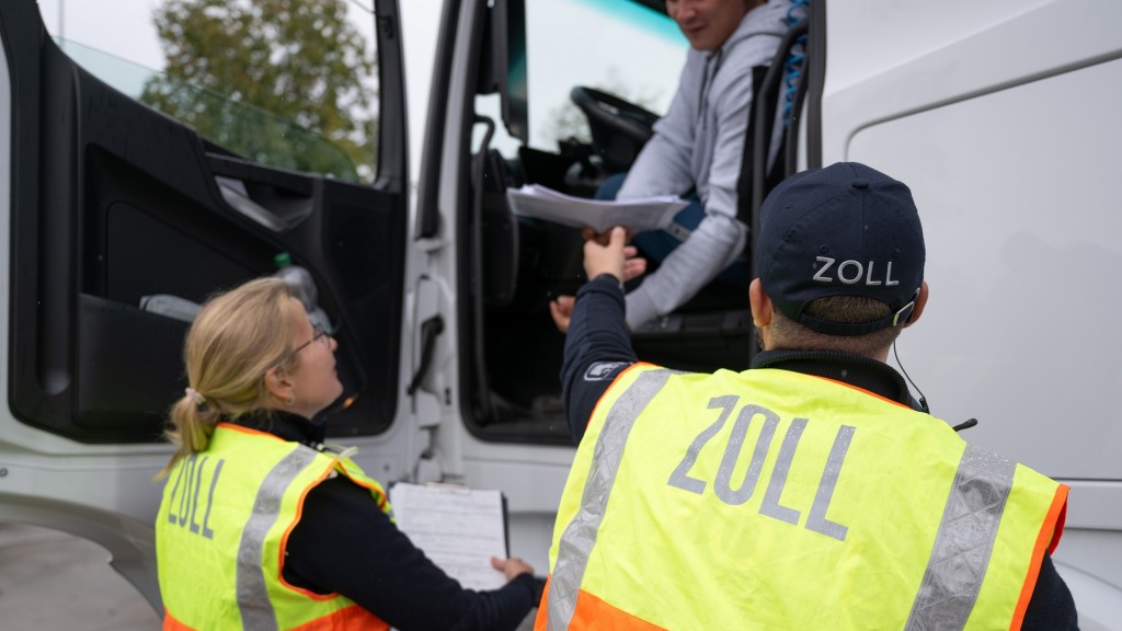 Foto: Zollbeamte kontrollieren einen LKW