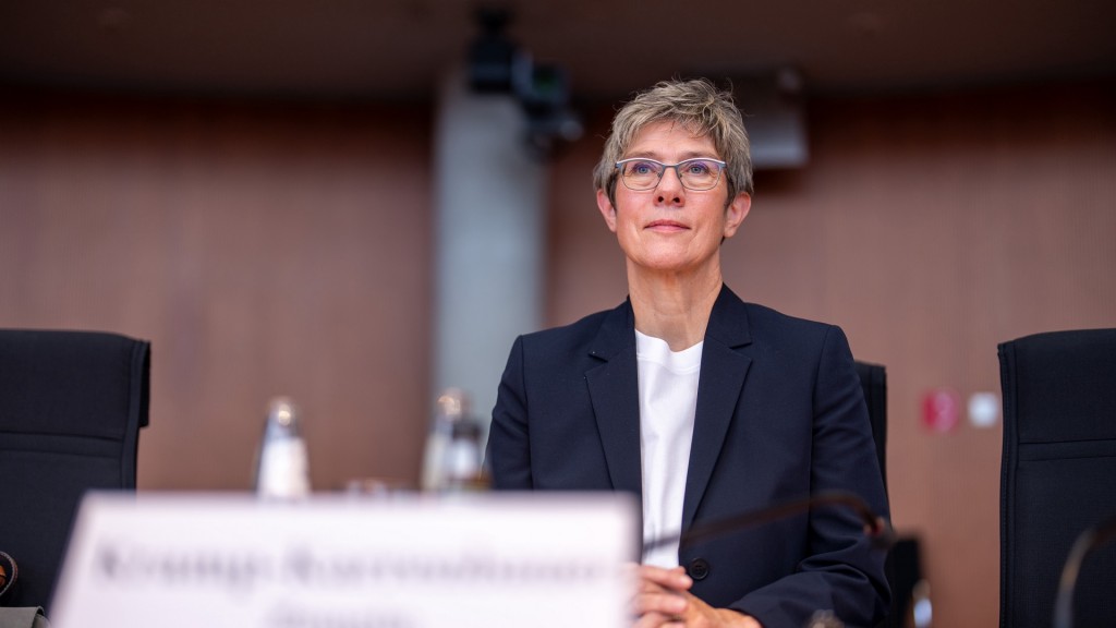 Ex-Verteidigungsministerin Annegret Kramp-Karrenbauer (CDU) sitzt als Zeugin vor dem Afghanistan-Untersuchungsausschuss des Bundestages.