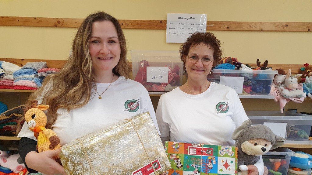 Michelle (l.) und Rita Schimpgen halten verpackte Schuhkartons in den Händen