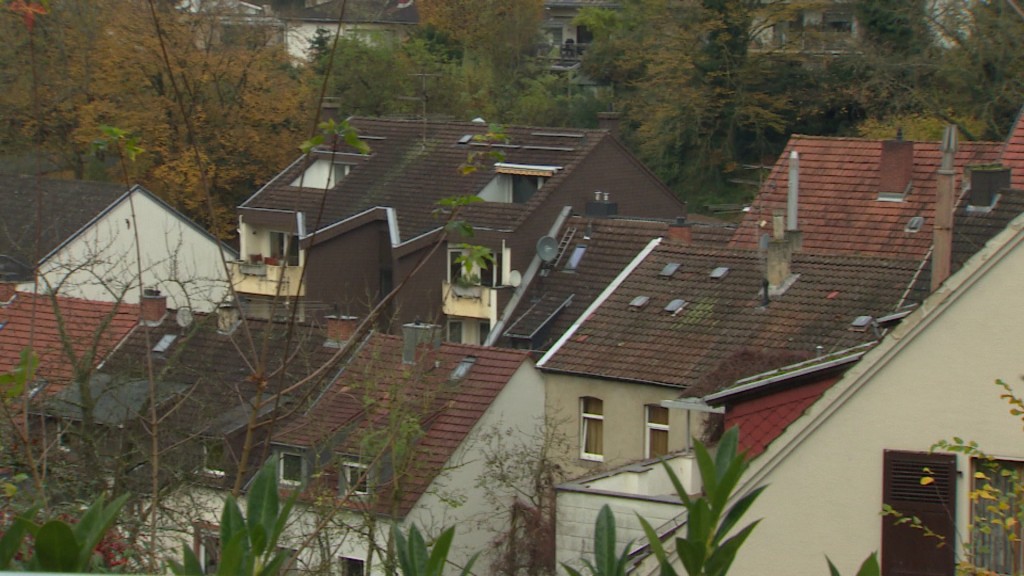 Foto: Mehrere Haus-Dächer einer eng bebauten Stelle eines Ortes