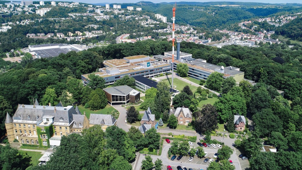 Der Halberg mit den Gebäuden des Saarländischen Rundfunks und dem Funkmast