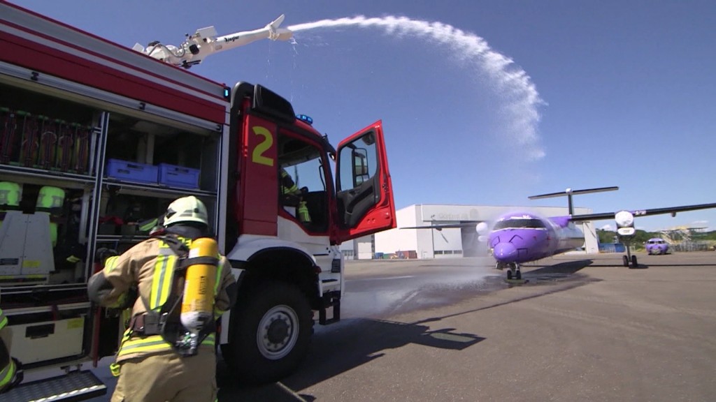 Foto: Die Flughafenfeuerwehr Saarbrücken auf dem Rollfeld bei einer Übung