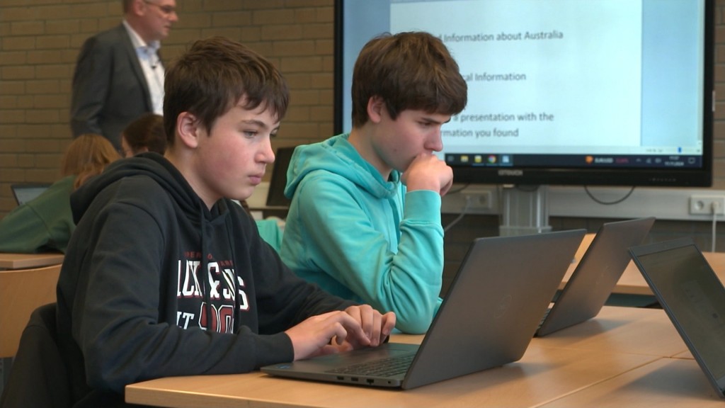 Foto: Zwei Schüler in einer Klasse