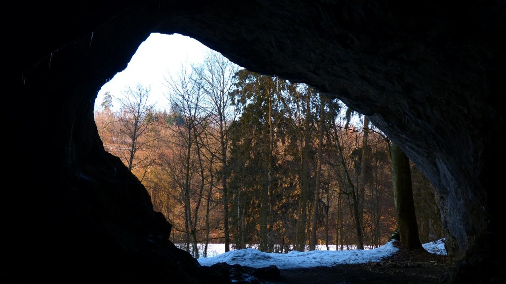 Blick aus einer Höhle in die schneebedeckte Landschaft