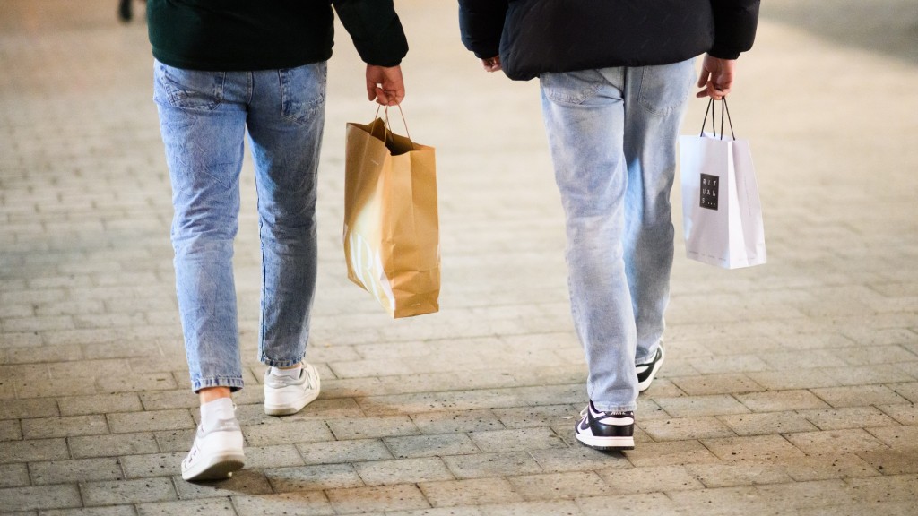 Zwei Passanten mit Einkaufstüten