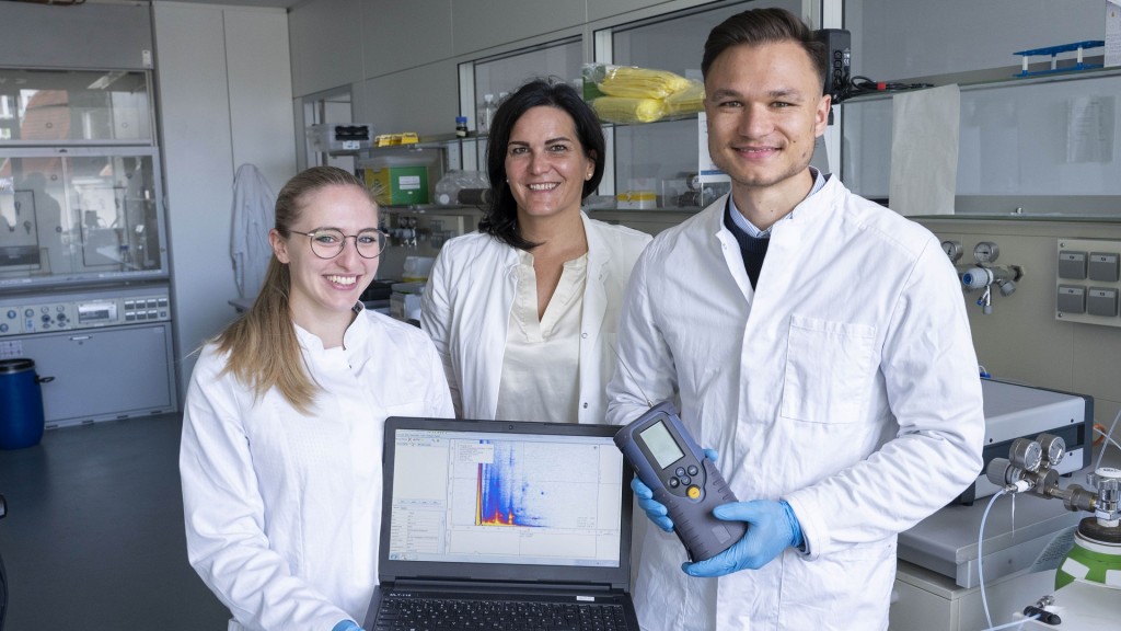 Im Forschungslabor der Kinderklinik des Universitätsklinikums des Saarlandes: Dr. Sybelle Goedicke-Fritz (Mitte) mit den Doktoranden Pauline Hollinger (links) und Aaron Gottwald (rechts).