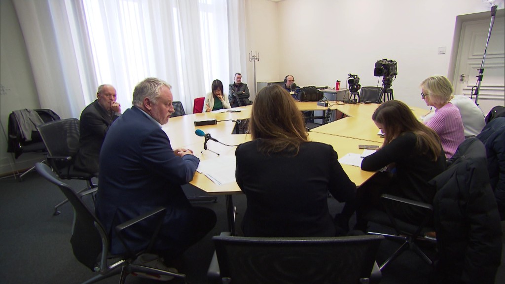 Foto: Politiker und Journalisten an einem Tisch bei der Landespressekonferenz