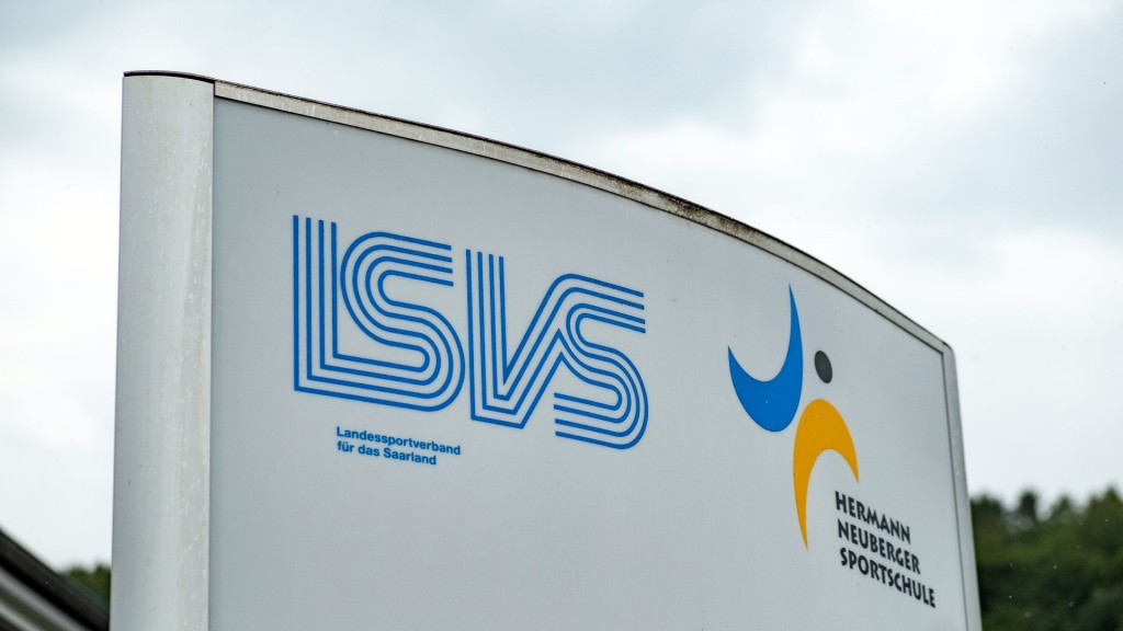 Logos des LSVS und der Hermann-Neuberger-Sportschule auf einem Wegweiser