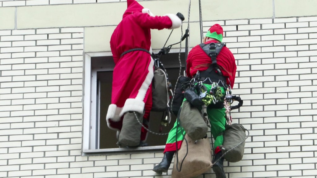 Weihnachtsmann und Elf seilen sich am Klinikum Saarbrücken ab.