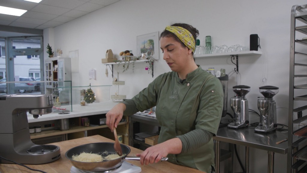 Foto: Renate Ayen in ihrer Pâtisserie 