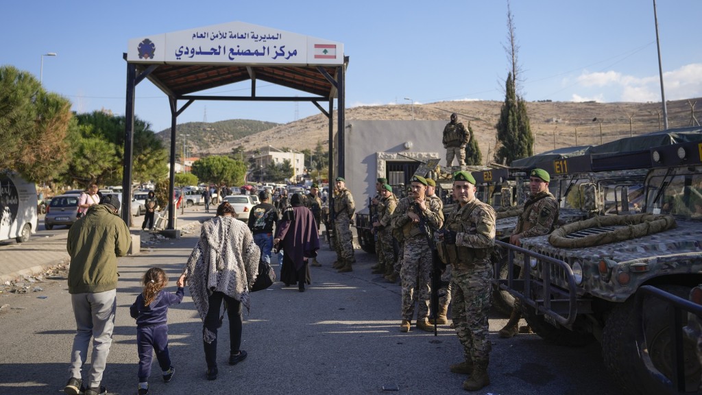 Menschen überqueren den internationaler Grenzübergang Masnaa zwischen den Ländern Libanon und Syrien im Bekaa-Tal.