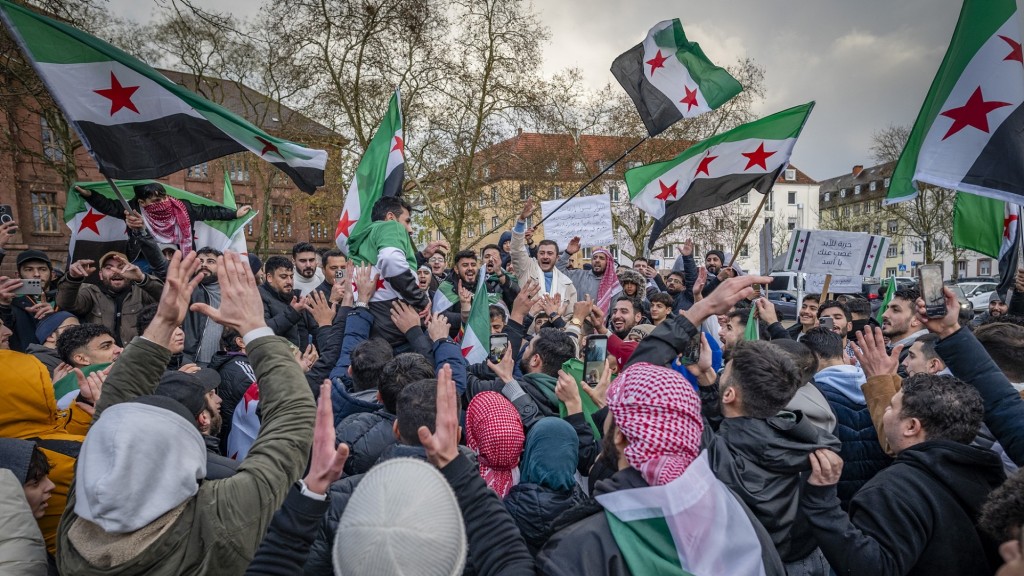 Foto: Syrer feiern in Saarbrücken auf dem Landwehrplatz die Erfolge der Rebellen. 