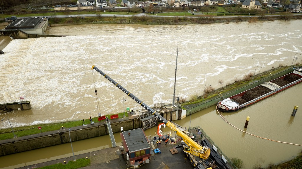 Mitarbeiter des Wasser-und Schifffahrtsamtes haben begonnen, die Schleuse in Müden zu reparieren. 