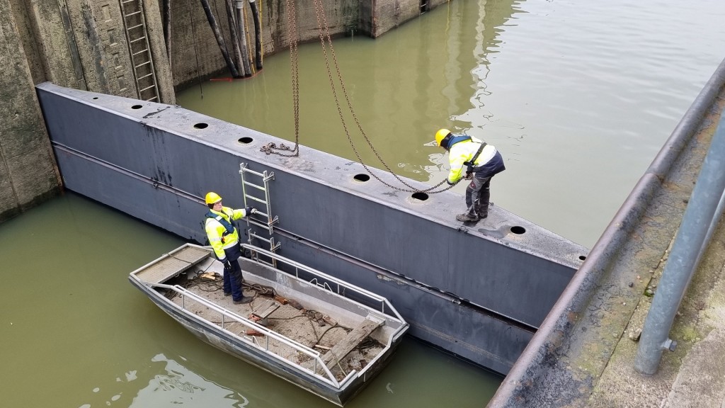 Arbeiten an der defekte Moselschleuse bei Müden