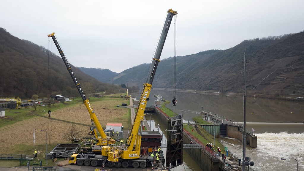 Zwei Kräne heben ein beschädigtes Schleusentor aus der Mosel-Schleuse bei Müden