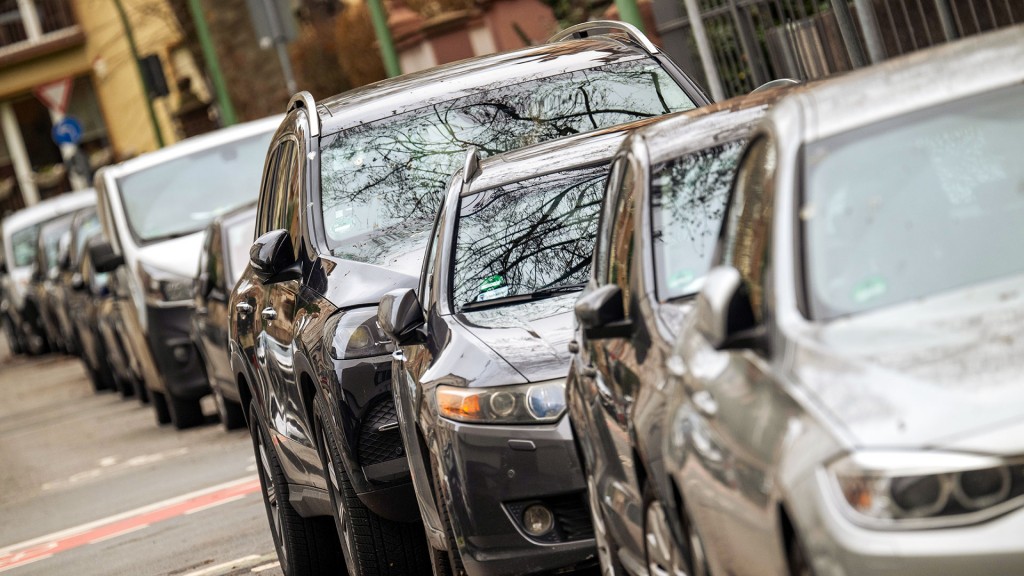 Ein SUV parkt in einer Reihe mit anderen Autos