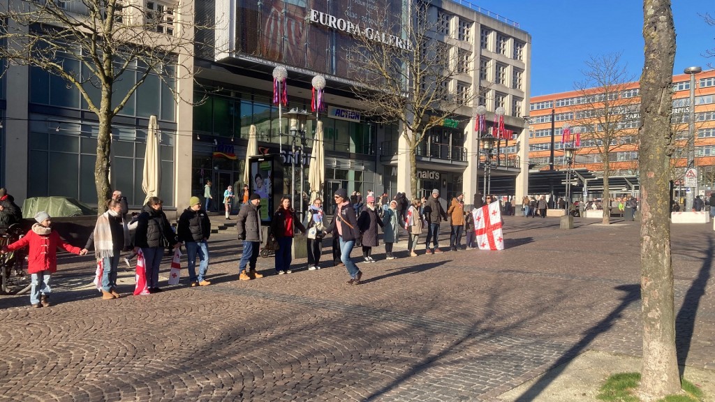 In Saarbrücken haben sich Menschen zu einer Solidaritäts-Menschenkette zusammengefunden