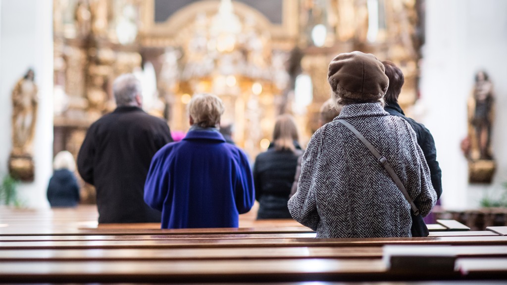 Gottesdienstbesucher in einer halbleeren Kirchen