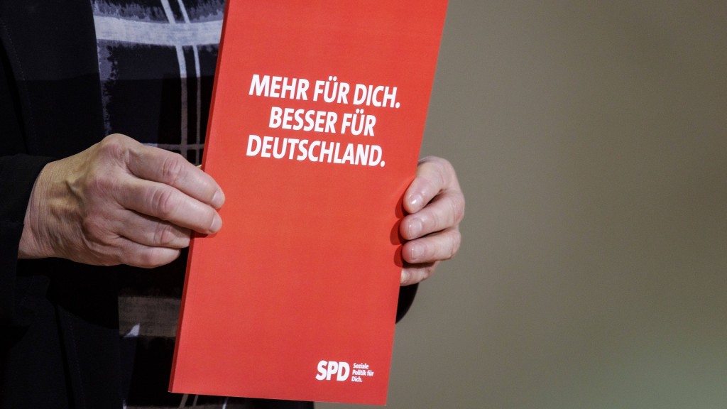 Eine Person hält das Wahlprogramm der SPD zur Bundestagswahl 2025 in der Hand.