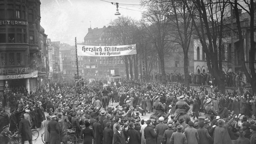 Eine Menschenmenge begrüßt Saarländer, die im Reich oder im Ausland leben, zur Abstimmung in Saarbrücken