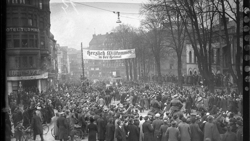 Eine Menschenmenge begrüßt Saarländer, die im Reich oder im Ausland leben, zur Abstimmung in Saarbrücken