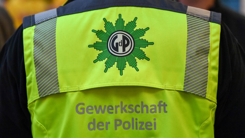 Das Logo der Gewerkschaft der Polizei auf einer Warnweste.