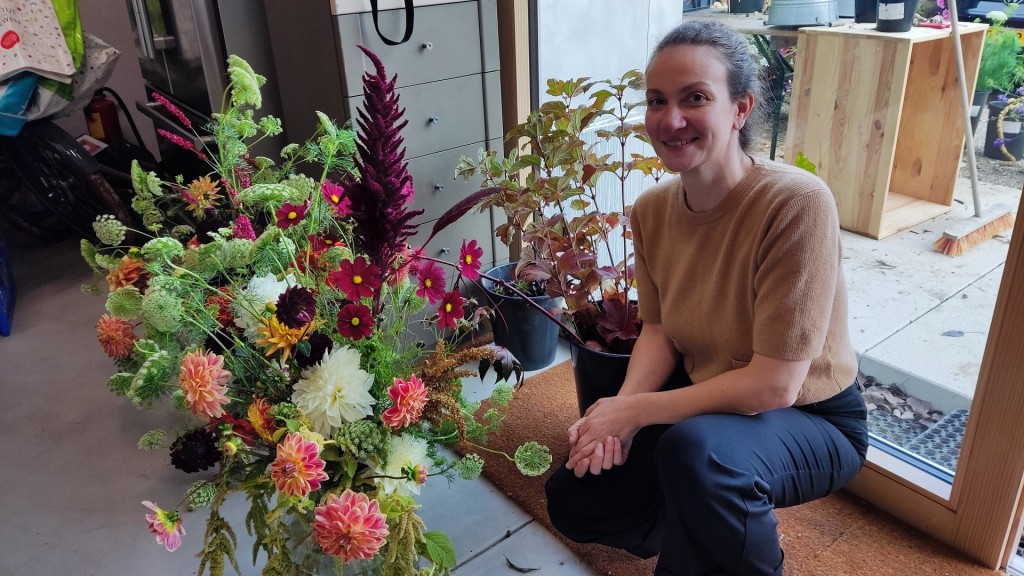 Floristin Stefanie Hildebrand vor selbstgesteckten und nachhaltigen Blumensträußen