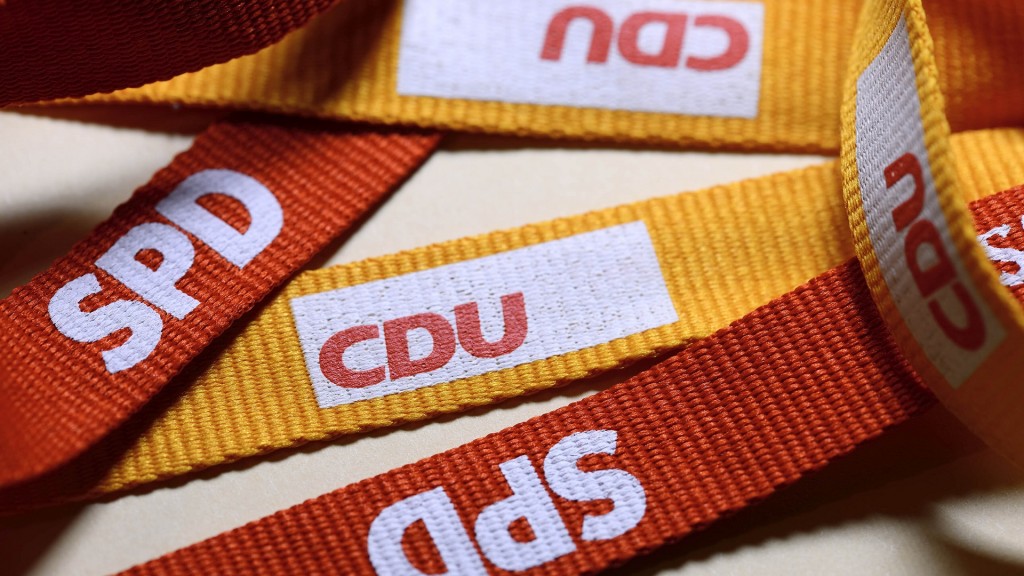 Schlüsselbänder der SPD und der CDU liegen auf einem Tisch