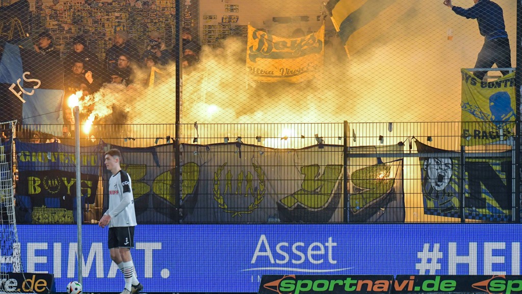 Foto: Fans zünden verbotene Pyrotechnik beim Spiel SC Verl gegen 1. FC Saarbrücken am 06.12.2024 (17. Spieltag) in der Sportclub Arena, Verl 