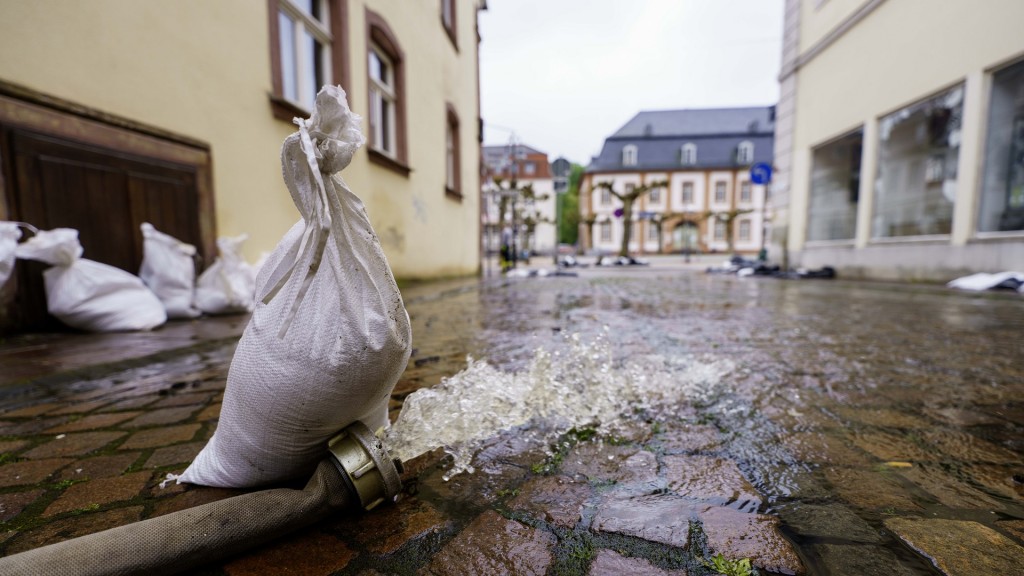 In der Altstadt von Blieskastel wird Wasser aus den überfluteten Kellern abgepumpt.