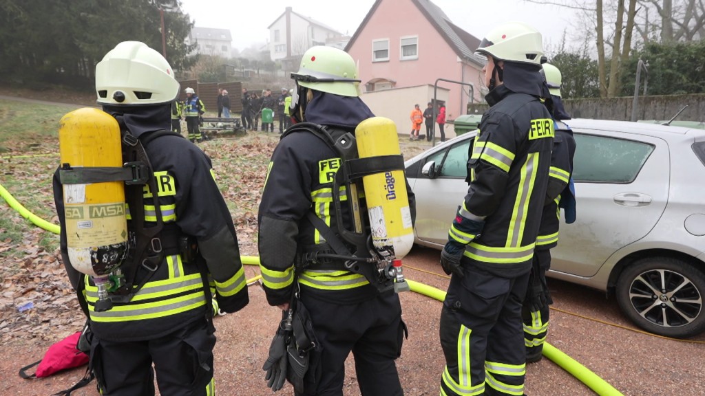 Foto: Feuerwehrkräfte im Einsatz bei einem Mehrfamilienhaus-Brand in St. Ingbert