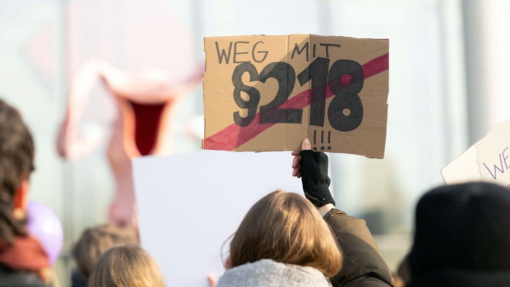 Protestplakat gegen Paragraph 218, der Schwangerschaftsabbrüche verbietet