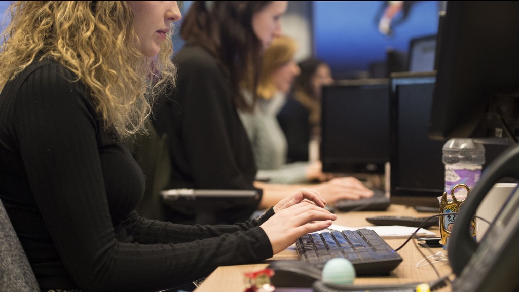 Büroangestellte arbeiten an ihrem Schreibtisch. 