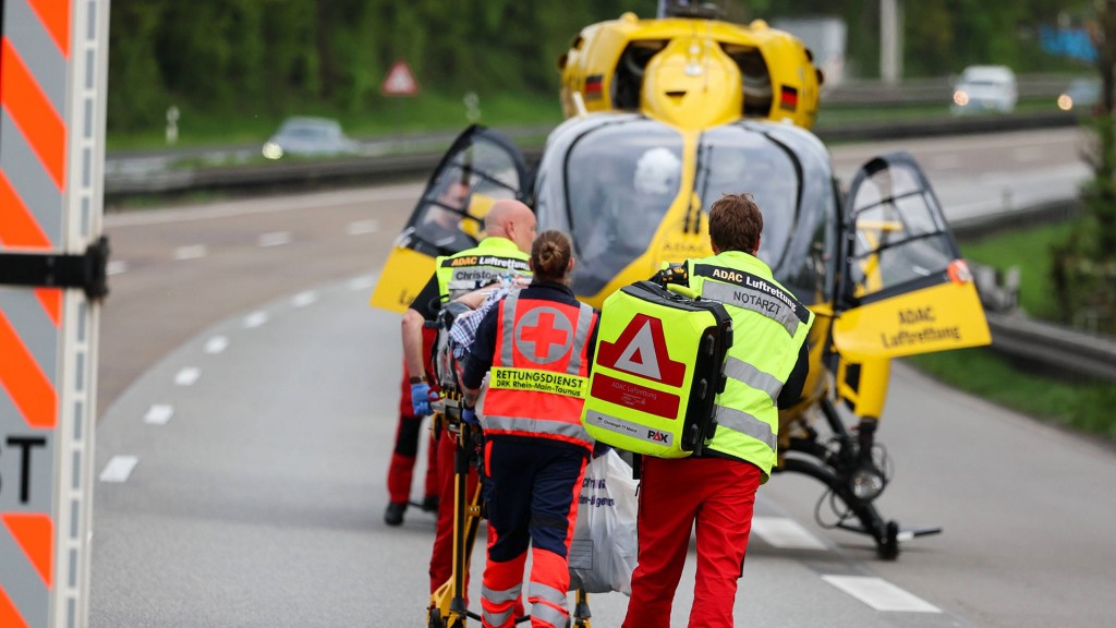 Foto: Rettungshubschrauber der ADAC-Luftrettung im Einsatz auf einer Autobahn