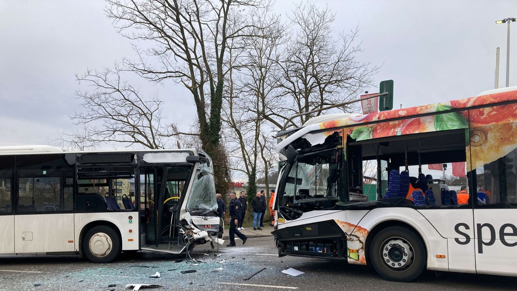 Frontal-Zusammenstoß zweier Linienbusse auf der Breslauer Straße, Saarbrücken