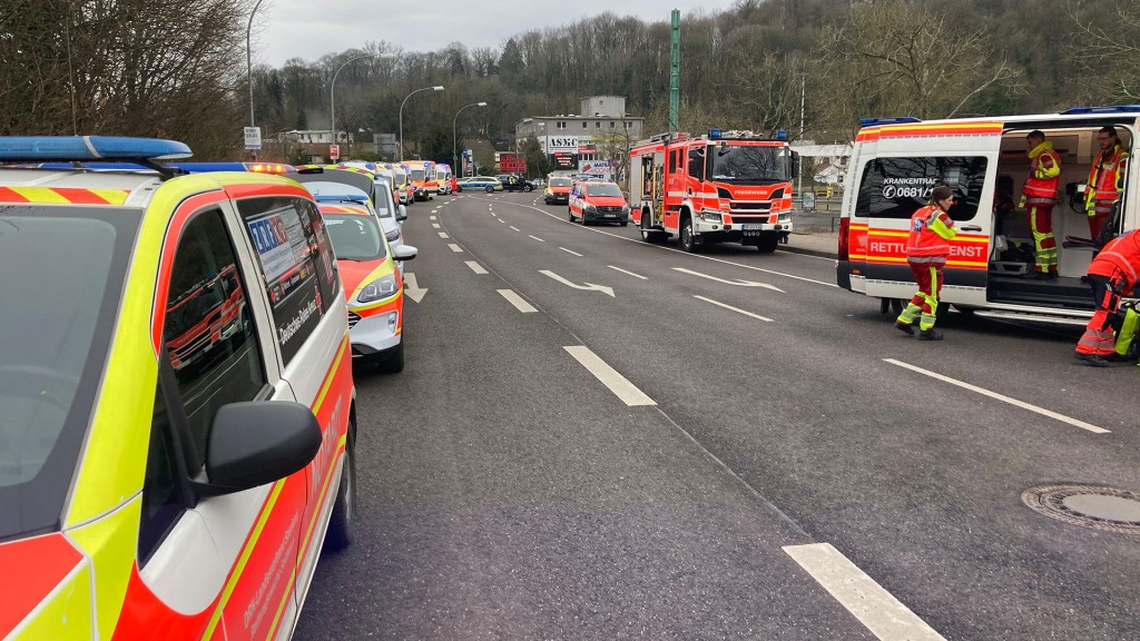 Rettungswagen in der Breslauer Straße nach dem Busunfall