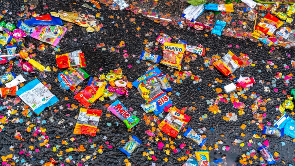 Fastnachtsumzug - Süßigkeiten auf der Straße