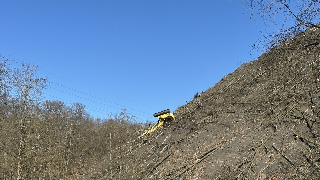 Ein abgerutschter Bagger an der Halde Maybach in Friedrichsthal