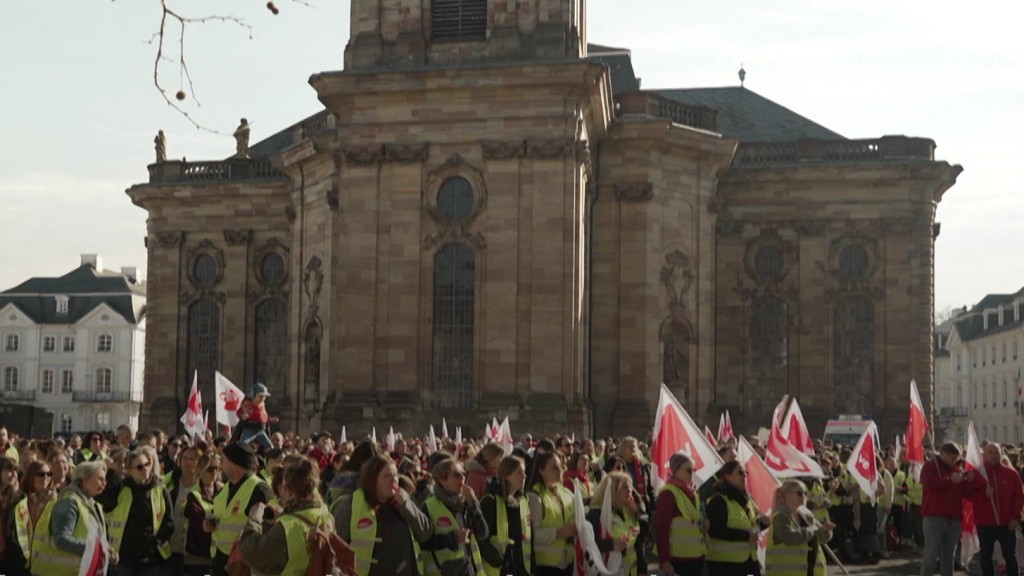 Foto: Protestierende Menschen an der Ludwigskirche