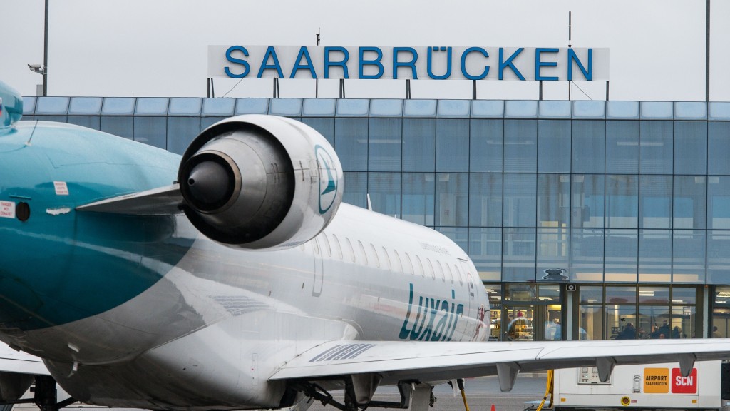 Ein Flugzeug steht auf dem Vorfeld des Flughafens Saarbrücken.