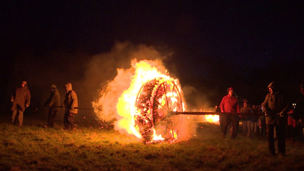 Foto: Erbsenrad brennt in Wadrill