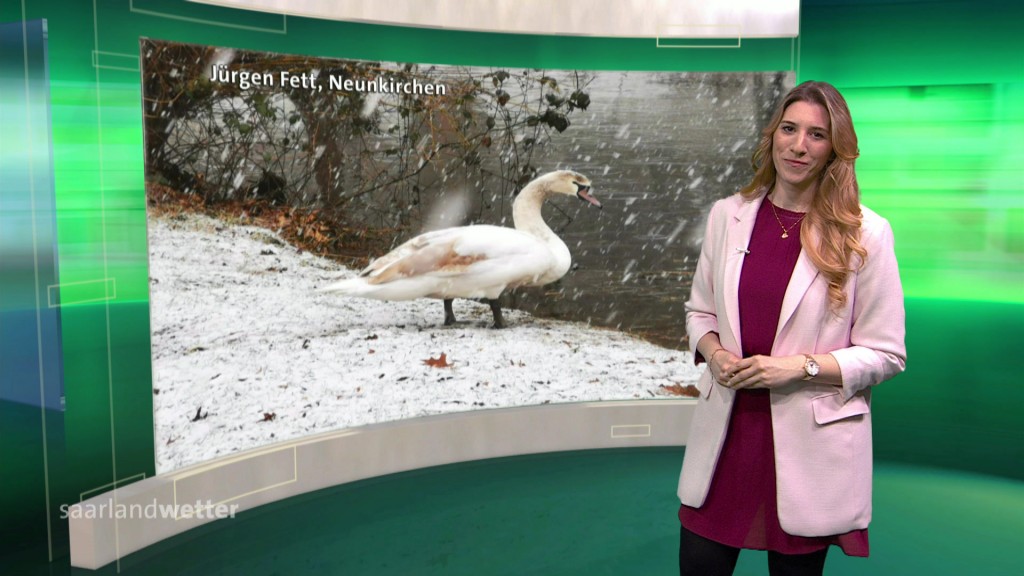 Foto: Lisa Daun im Saarlandwetter-Studio vor einem Zuschauerbild