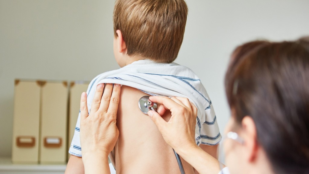 Kinderarzt mit Stethoskop beim Abhören der  Lunge bei einem Kind