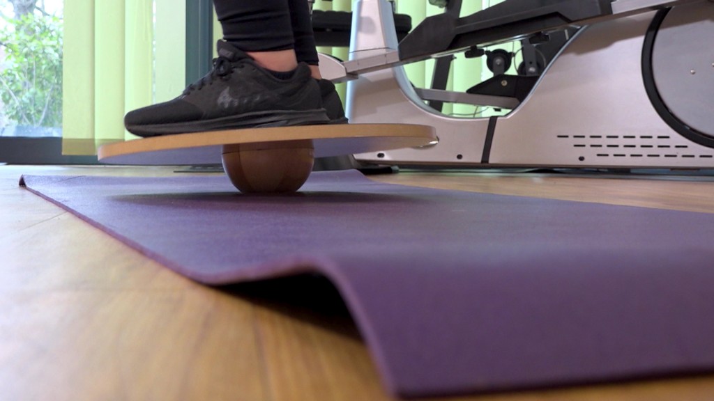 Foto: Jemand steht auf einem Balance Board