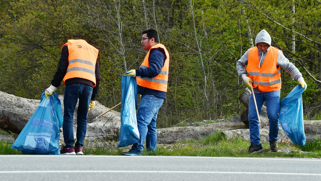 Foto: Personen sammeln am Picobello-Tag Müll