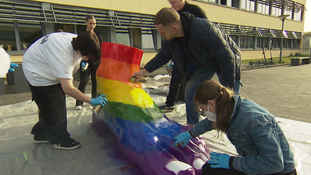 Foto: Schülerinnen und Schüler gestalten eine bunte Fußstatue